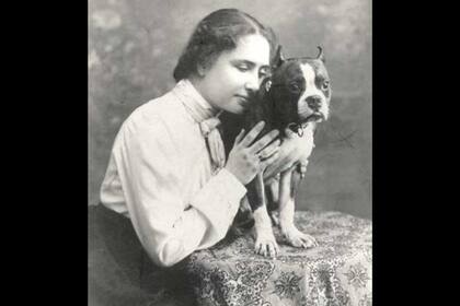Helen junto a su mascota Phiz en 1902