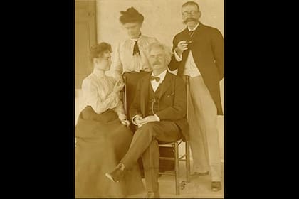Helen Keller, Anne Sullivan, Mark Twain, y Laurence Hutton en 1902