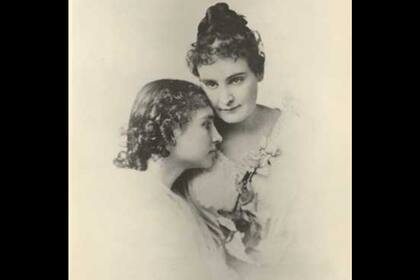 Helen Keller y su maestra, Anne Sullivan en 1895