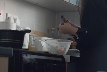 Sara dice que la trataban como a una sirvienta y que se esperaba que hiciera toda la cocina y las tareas domésticas.