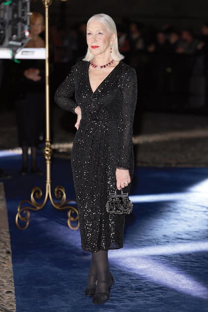 Helen Mirren aportó elegancia con un vestido de paillettes escote en V que le quedaba pintado. Lo accesorizó con un collar de rubíes con diamantes engastados a juego con sus aros.