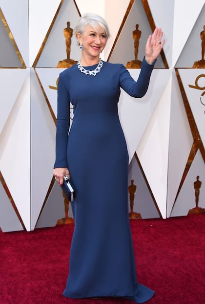 Helen Mirren apostó por la discreción con un vestido azul al cuerpo y con mangas largas