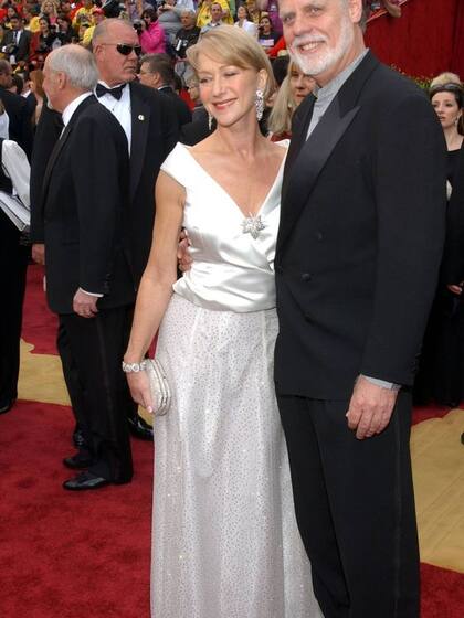 Helen Mirren, con un elegante diseño satinado de Armani, y su marido, Taylor Hackford, en los Premios Oscar de 2002