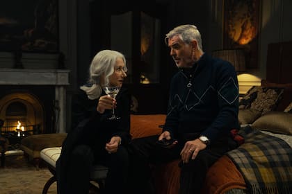 Helen Mirren y Pierce Brosnan en Tierra de mafia
