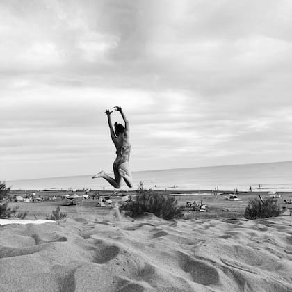 Helena, al nieta de Cristina Fernández de Kirchner, en Sauce Grande, en una imagen que compartió la ex presidente