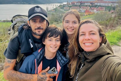 Helena con sus papás Jorge Otamendi y Geraldine Neumann y su hermano Matías. Después de visitar España,  Francia, Suiza, Austria, Alemania, Dinamarca, Suecia, Noruega, Países  Bajos e Italia, el plan de la familia es regresar a Argentina en octubre.