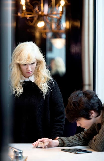 Helena está separada del padre de César, su único hijo adolescente