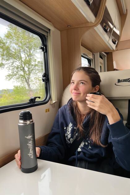 Helena fue la impulsora del viaje y contagió con su entusiasmo a su familia. A sus 16 años, además de dedicarse al canto, da sus primeros pasos como modelo.