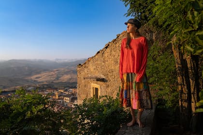 Helena posó para la lente de su padre durante su breve escala por Sicilia, Italia. 