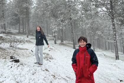 Helena y Matías se sacan fotos con el paisaje nevado camino a los Picos de Europa, al norte de España.