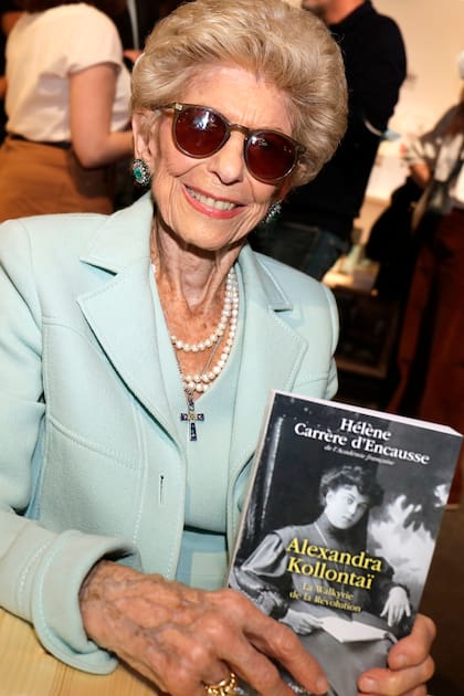Hélène Carrère d’Encausse con su biografía de Alexandra Kollontai