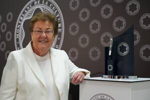 Helga de Alvear al recibir el Premio Montblanc de la Cultura, en 2014