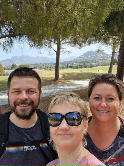 Helga Dis Isfold Sigurdardottir junto a su marido y una amiga en España, donde se perdieron caminando por los bosques; pudieron regresar a salvo gracias a mapas creados por los s de Pokémon Go