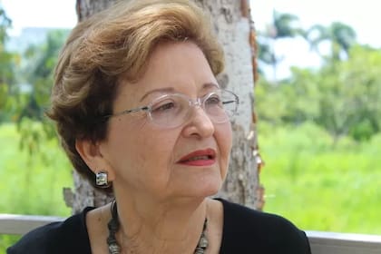 Helga Serrano, periodista boricua cuya familia salió de la pobreza durante las reformas implementadas por el gobierno de Puerto Rico durante la mitad del siglo XX.