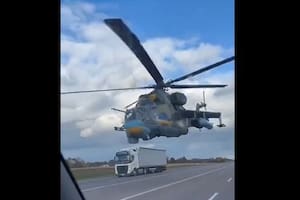 La impresionante hazaña de un helicóptero de combate entre autos y camiones en plena ruta