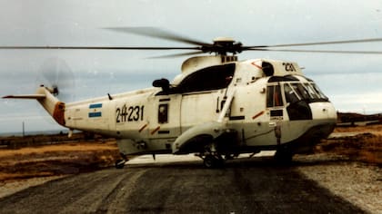 Helicóptero Sea King (2-H-231) perteneciente a la Aviación Naval Argentina que transportó a Morganti y sus compañeros desde la cubierta del rompehielos Almirante Irizar a tierra firmes en las Islas Malvinas durante el 2 de abril de 1982. (Aviación Naval Argentina).