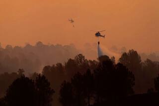 Dos focos de incendios sin control ya arrasaron unas 80 cabañas y obligaron a evacuar a 80 personas