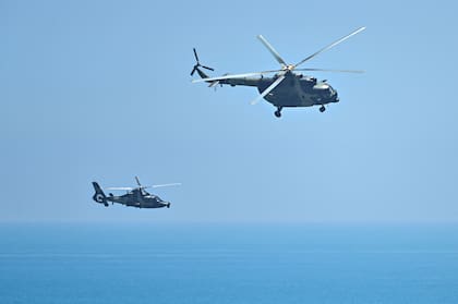 Helicópteros militares chinos vuelan cerca de la isla de Pingtan, uno de los puntos más cercanos de China con Taiwán 