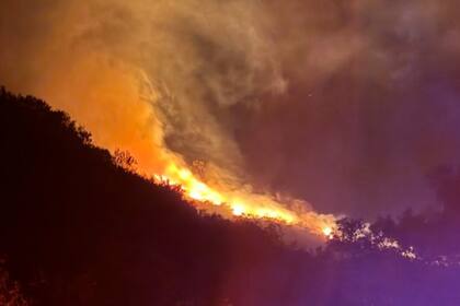 Helicópteros nocturnos y más de 60 bomberos trabajan para proteger vidas y estructuras en las áreas más afectadas