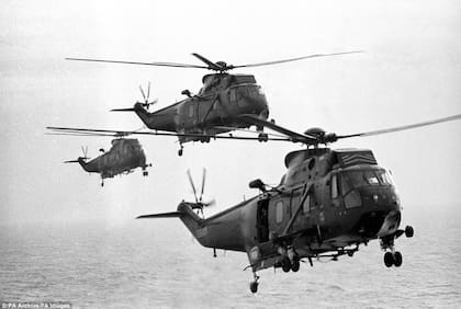 Helicópteros Sea King de la Marina británica, clave en las operaciones de transporte de tropas y comandos durante la guerra en el Atlántico Sur