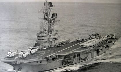 Helicópteros Sea King y aviones A4 en la cubierta, en una de las fotos más icónicas del 25 de mayo