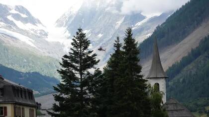 Helicópteros transportan escombros del lugar del desastre en Blatten. Incluso el ejército participa en la operación.