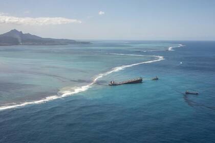 Vista aérea del derrame de petróleo en Mauricio