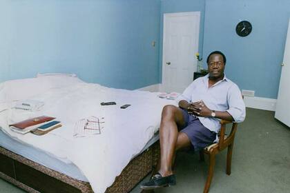 El copropietario de la casa posó dentro de un dormitorio en 1991