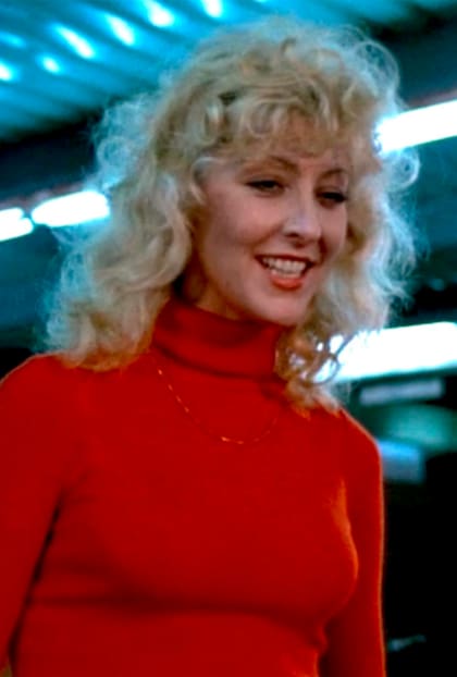 Helm recibió al menos treinta puñaladas; su cuerpo sin vida fue encontrado debajo de un auto en febrero de 1977