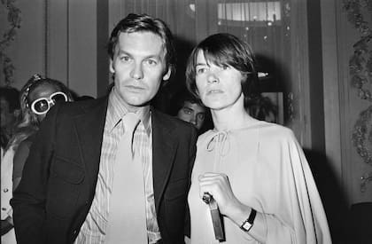 Helmut Berger junto a la actriz británica Glenda Jackson, en el festival de Cannes celebrado en 1976