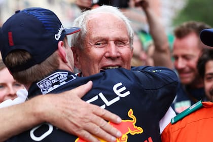 Helmut Marko abraza a Max Verstappen: el asesor austríaco sería la llave para que el tricampeón neerlandés ensaye un cambio de escudería antes de 2028, año de la finalización del vínculo con Red Bull Racing