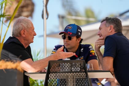 Helmut Marko, el piloto mexicano Sergio Checo Pérez y Christian Horner: el asesor deportivo y líder del Red Bull Junior Team y el exjefe de Red Bull Racing iniciaron la aventura con el equipo en 2005
