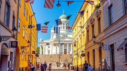 Helsinki se ubica en una península del golfo de Finlandia. Su avenida central, Mannerheimintie, está bordeada de instituciones como el Museo Nacional, que recorre la historia de Finlandia desde la Edad de Piedra hasta la actualidad