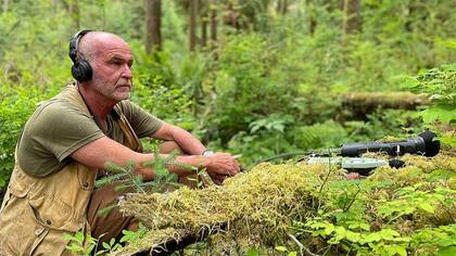 Hempton dice que durante demasiado tiempo, hemos estado buscando respuestas a los problemas más grandes del mundo en lugar de escucharlos