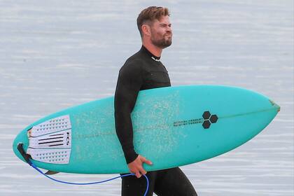 Hemsworth, durante una sesión de surf cerca de su hogar en Byron Bay, Australia  