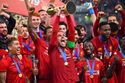 Henderson, el capitán, levanta el trofeo
