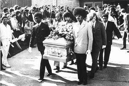 Hendrix murió en Londres, pero su funeral se realizó en Seattle, su ciudad natal, el 1° de octubre; tres días más tarde moriría Janis Joplin