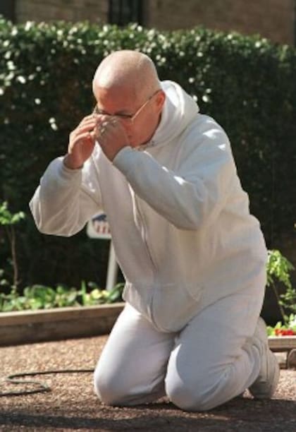 Heng-ming Chen, líder de la secta Chen Tao, rezando en su casa de Garland (Getty Images)