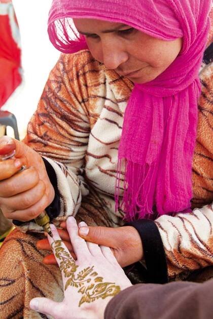 Henna. Una mujer realiza un tatuaje