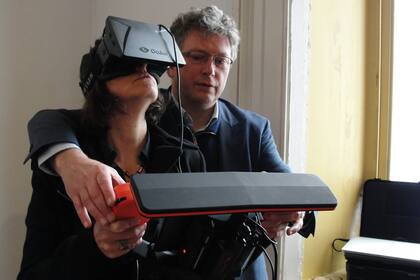 Henri Sedoux, fundador de Parrot, mostrando cómo se usa el control de realidad aumentada