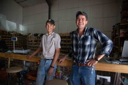 Henrich y Jacobo trabajan en una de las metalúrgicas de la colonia El Tupá.