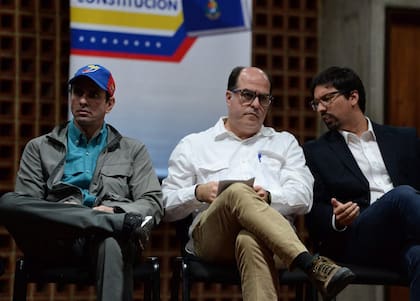 Henrique Capriles junto al presidente de la Asamblea, Julio Borges y el primer vicepresidente, Freddy Guevara