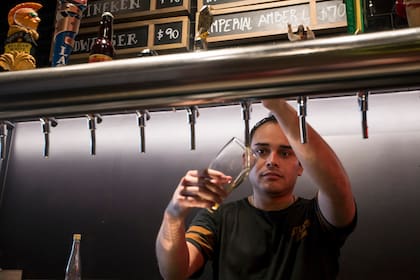 Henry Barrera, 29, de Bogota, Colombia, vino a la Argentina hace 6 años. Hoy es la cara sonriente detrás de la barra de Hell's, la pizzería de culto que abrió hace tres meses en Palermo.