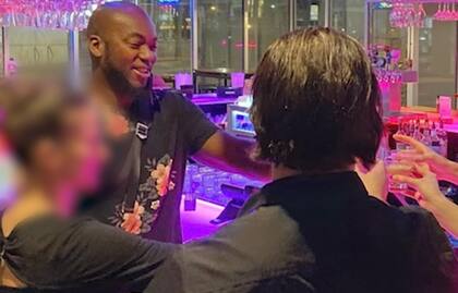 Henry Betsey, Jr., celebrando su casamiento con Brandi Betsey en 2022