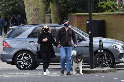 Henry Cavill de paseo con Danielle Beausoleil y su perro