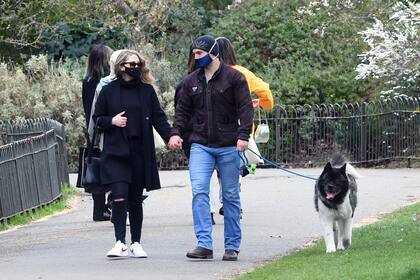 Henry Cavill y Danielle Beausoleil se mostraron muy relajados y sonrientes durante el paseo
