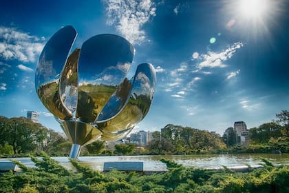 En mayo de este año, la Floralis Genérica cumplió 20 años y ya es parte de la historia de Buenos Aires