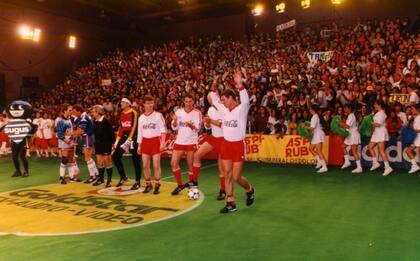 Henry De Ridder alzando los brazos en un partido de fútbol en Ritmo de La Noche