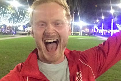 Henry, en el parque de la 93 de Bogotá, con la campera del Globo