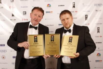 Henry Fitzsimons y Antonio Velardo, al recibir un premio en por su constructora, en 2009